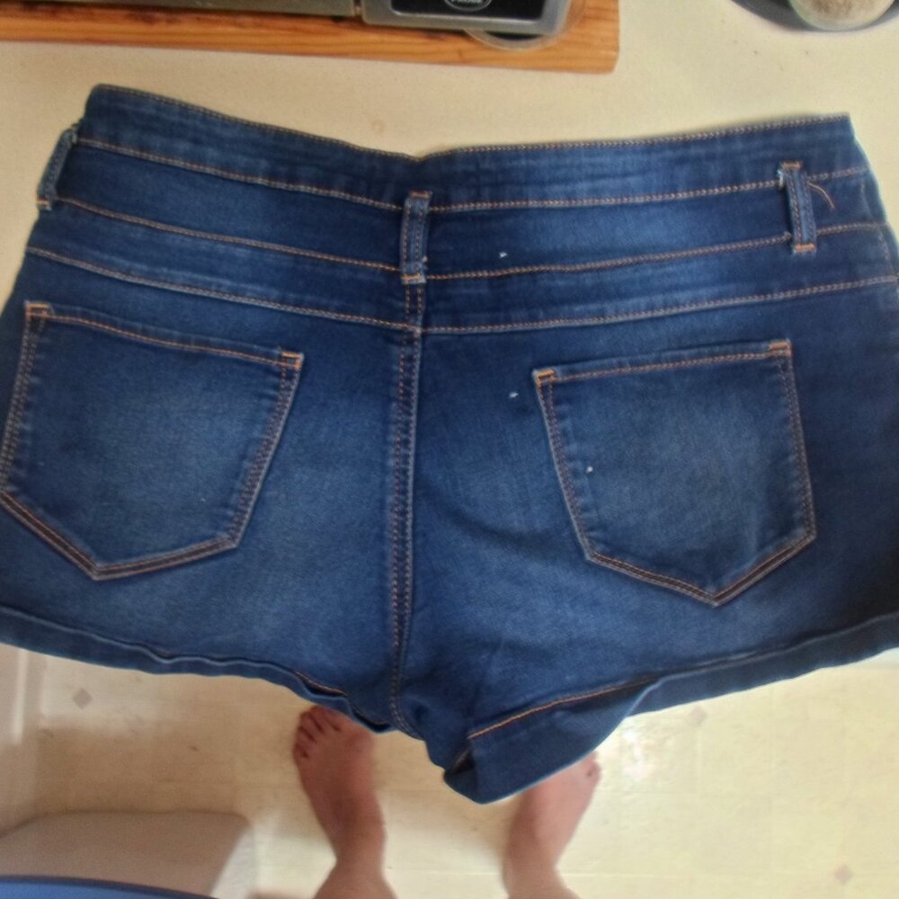Shorts - Picture 3 of 3